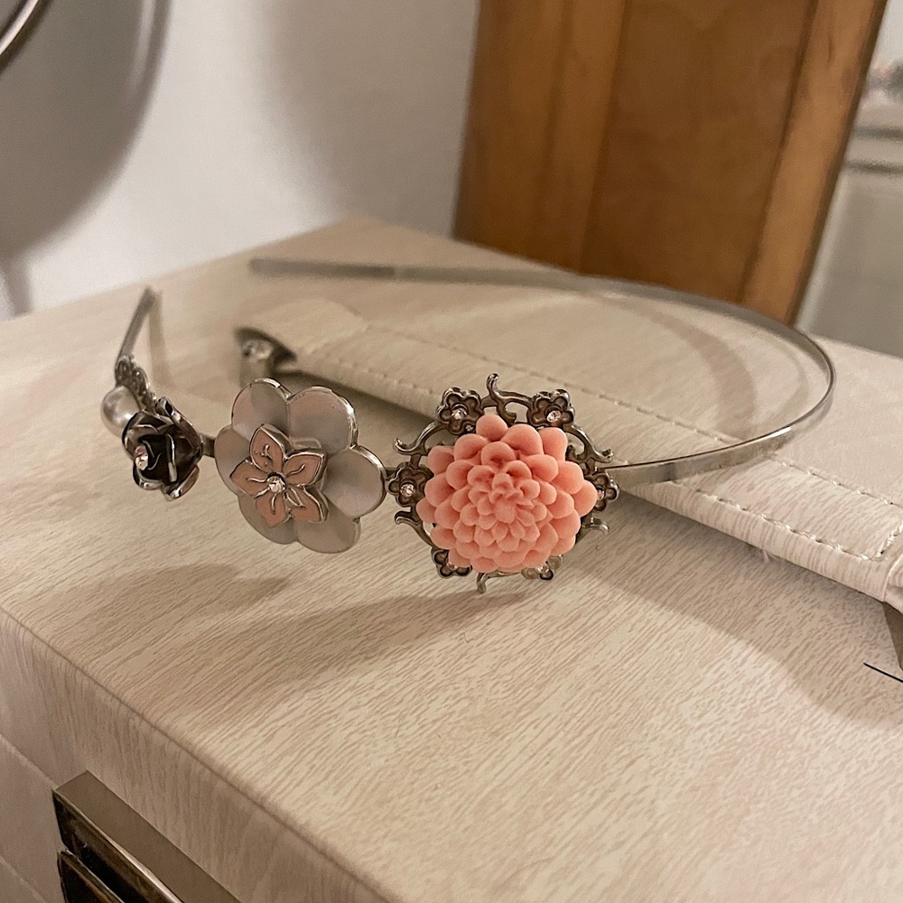 Super cute metal headband 🌸🌷